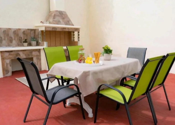 Villa Nostra- Cars Included Soroni