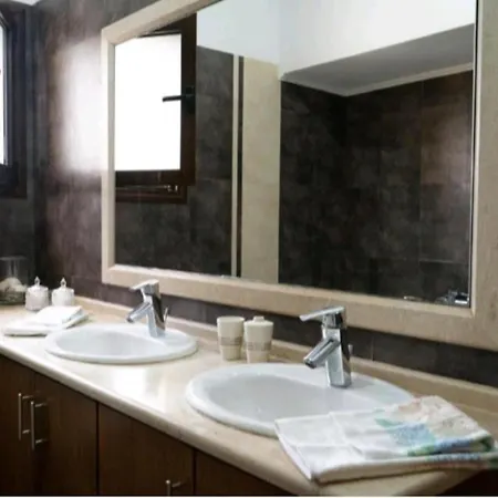 Willa Nostra- Cars Included